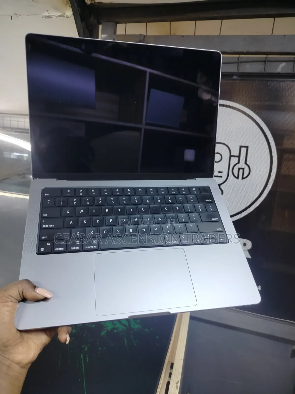 Laptop Apple MacBook Pro 2021 M1 16GB Apple M1 Pro SSD 512GB