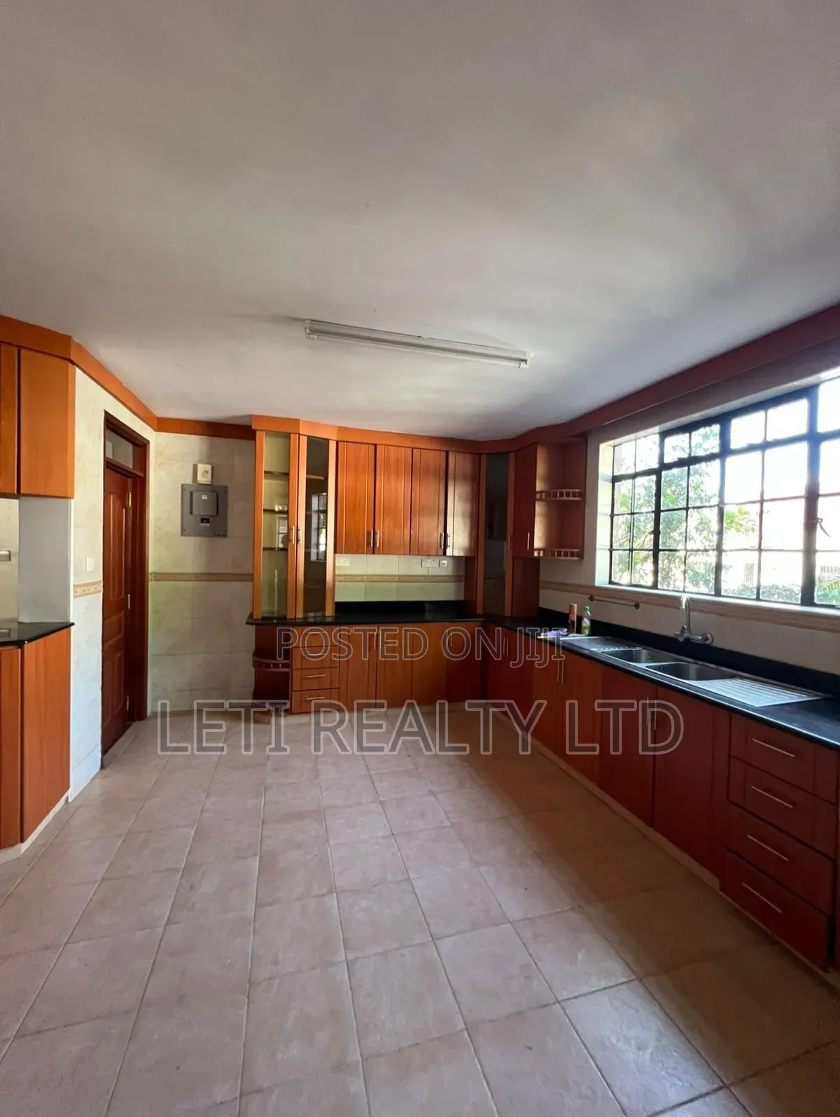 5bdrm Townhouse / Terrace in Maziwa for rent