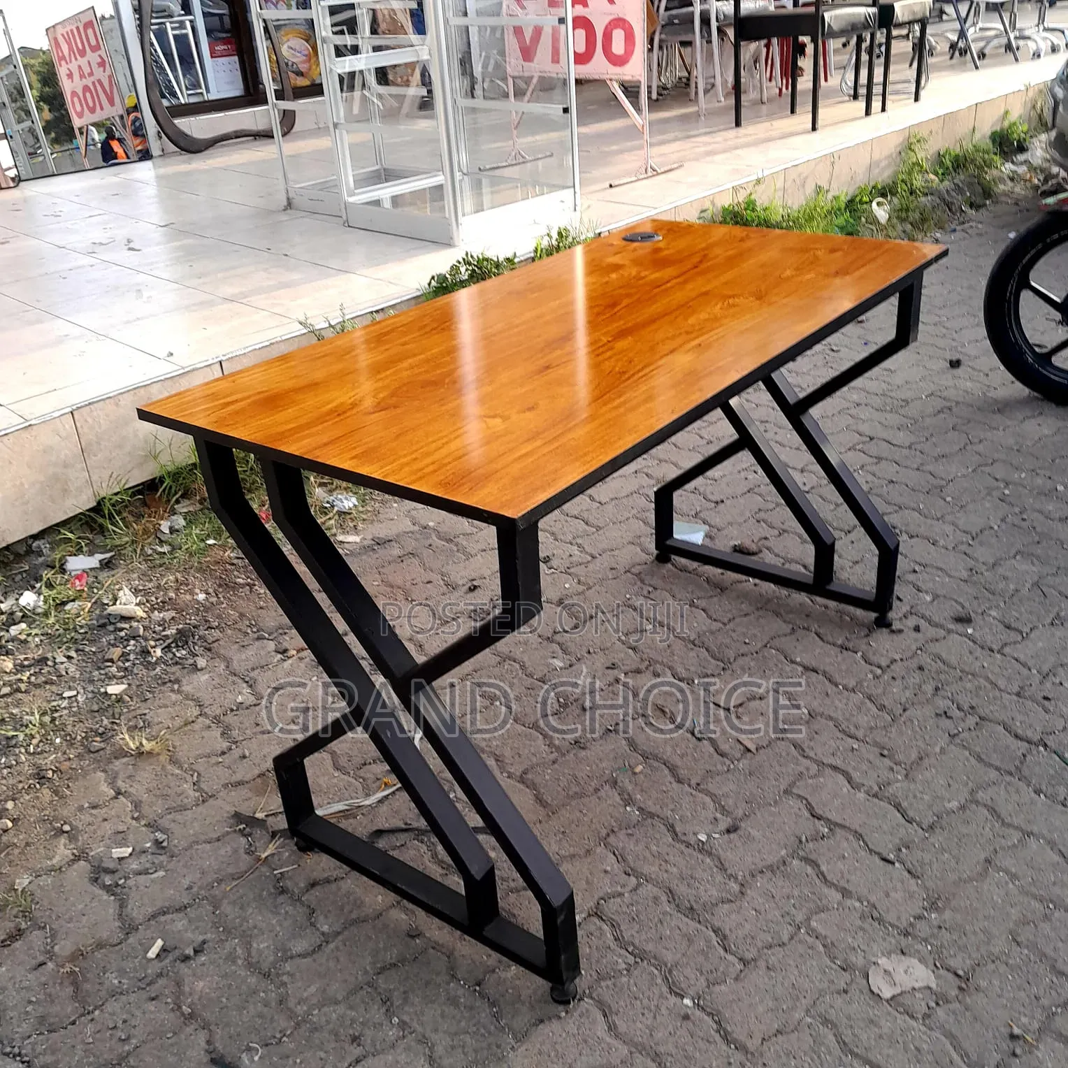 Metallic Table With X Shape Stand