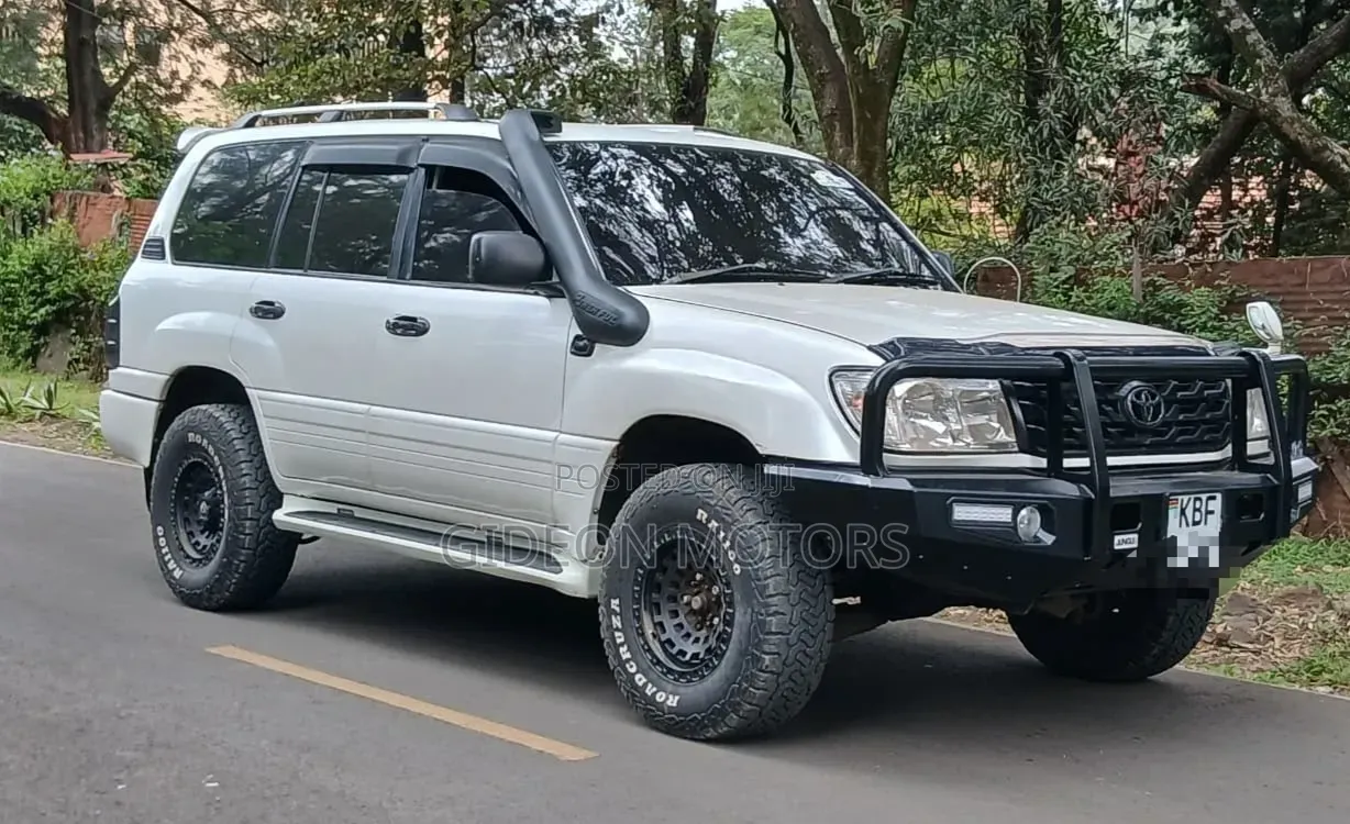 Toyota Land Cruiser 2001 White