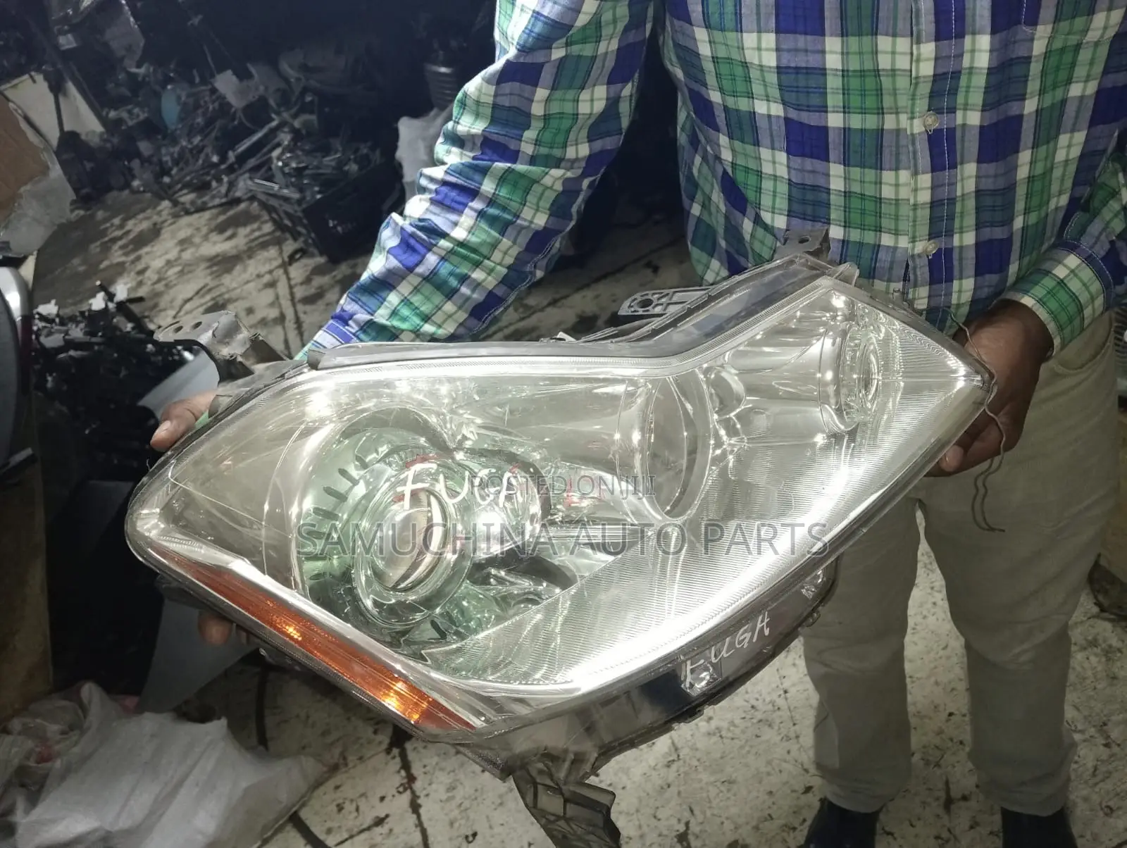 Headlight Nissan Fuga