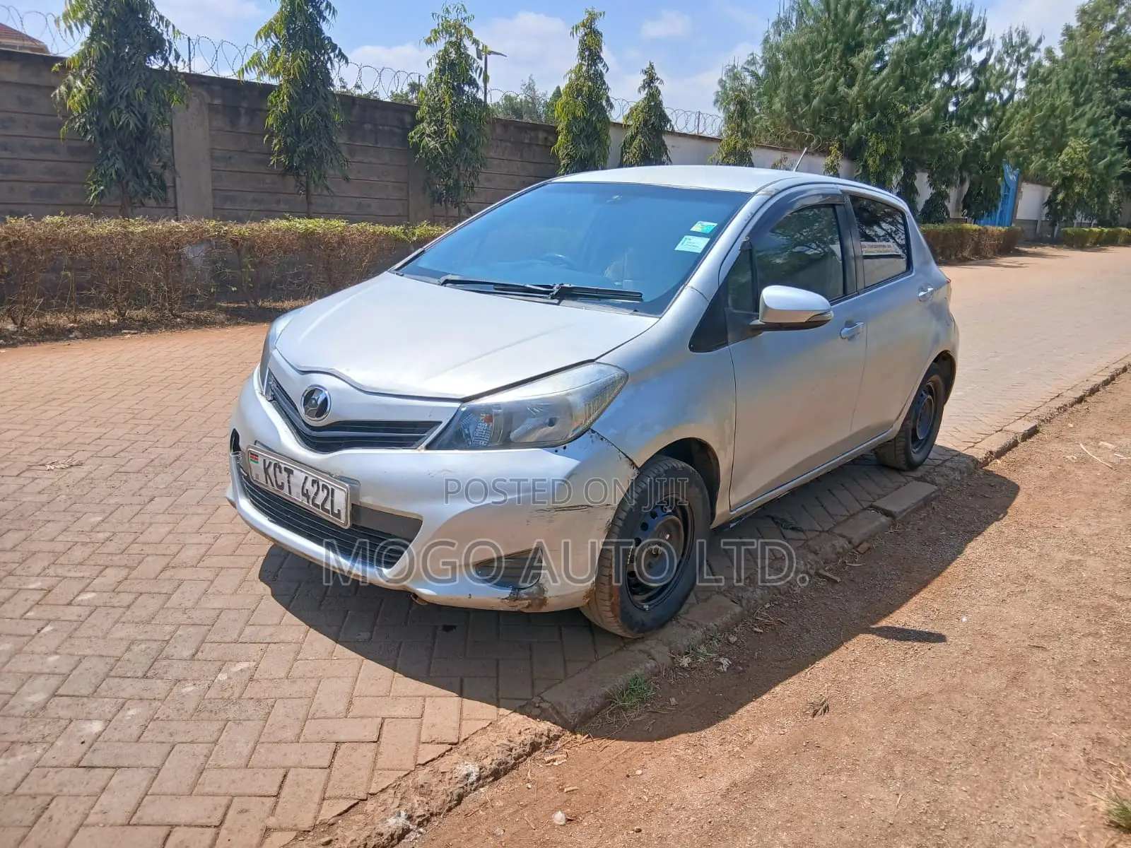 Toyota Vitz 2011 Silver