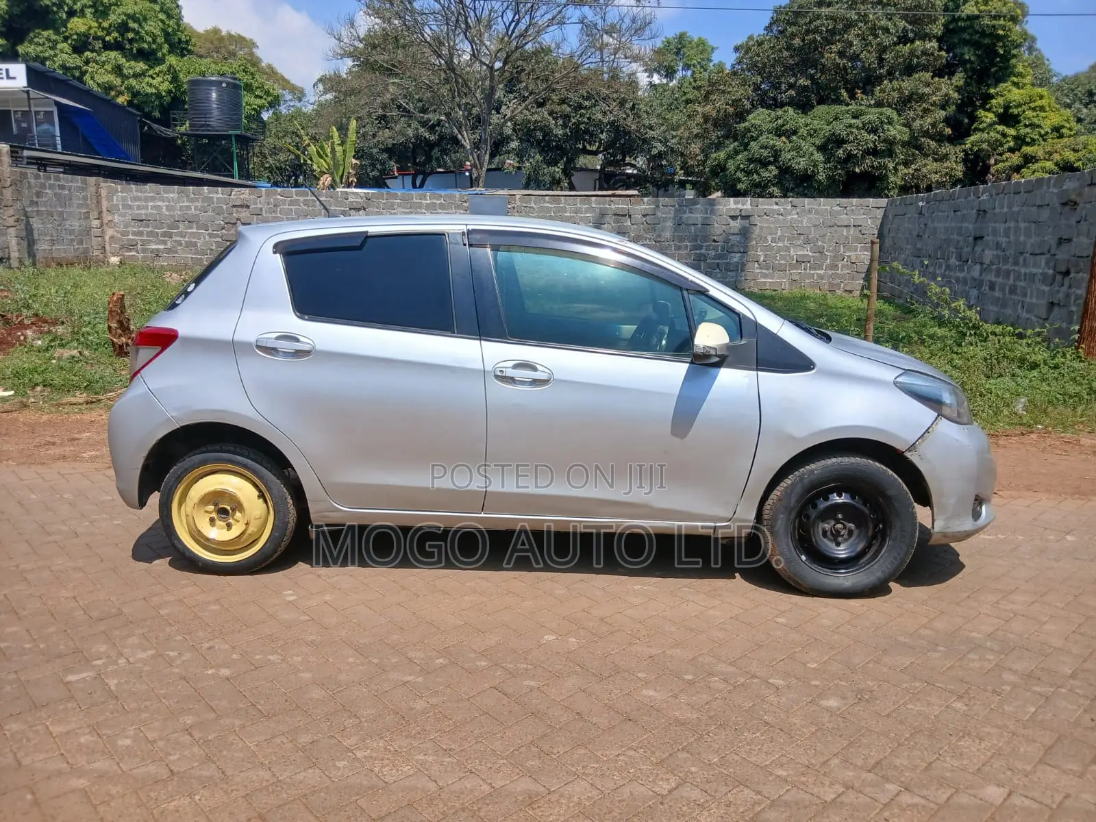 Toyota Vitz 2011 Silver