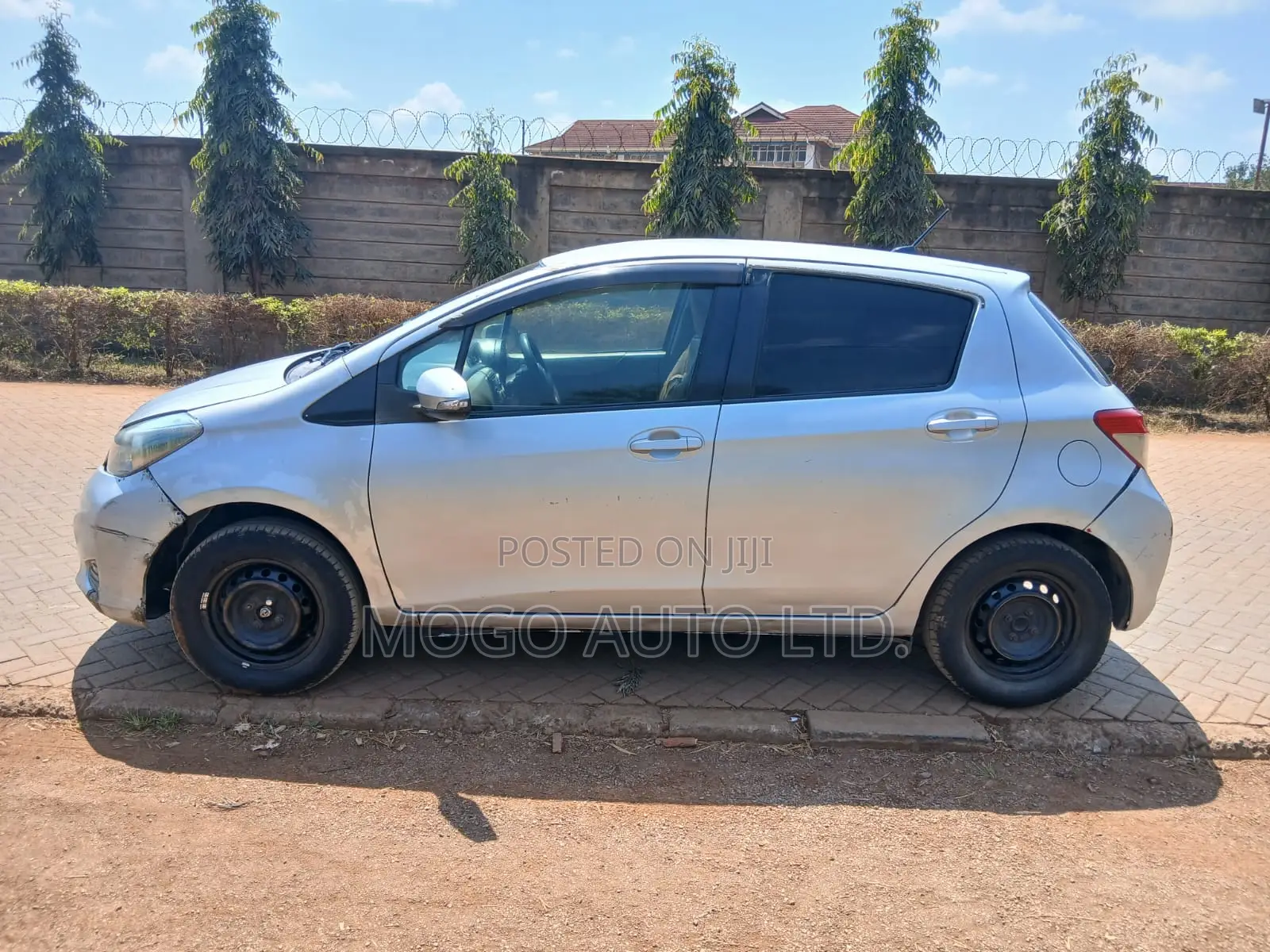 Toyota Vitz 2011 Silver