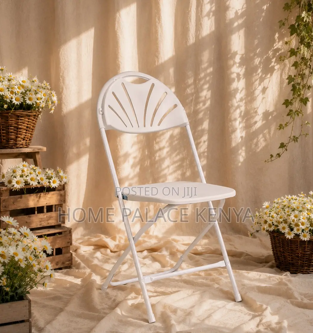 Wedding Chair: Fan Back Foldable Plastic Chair