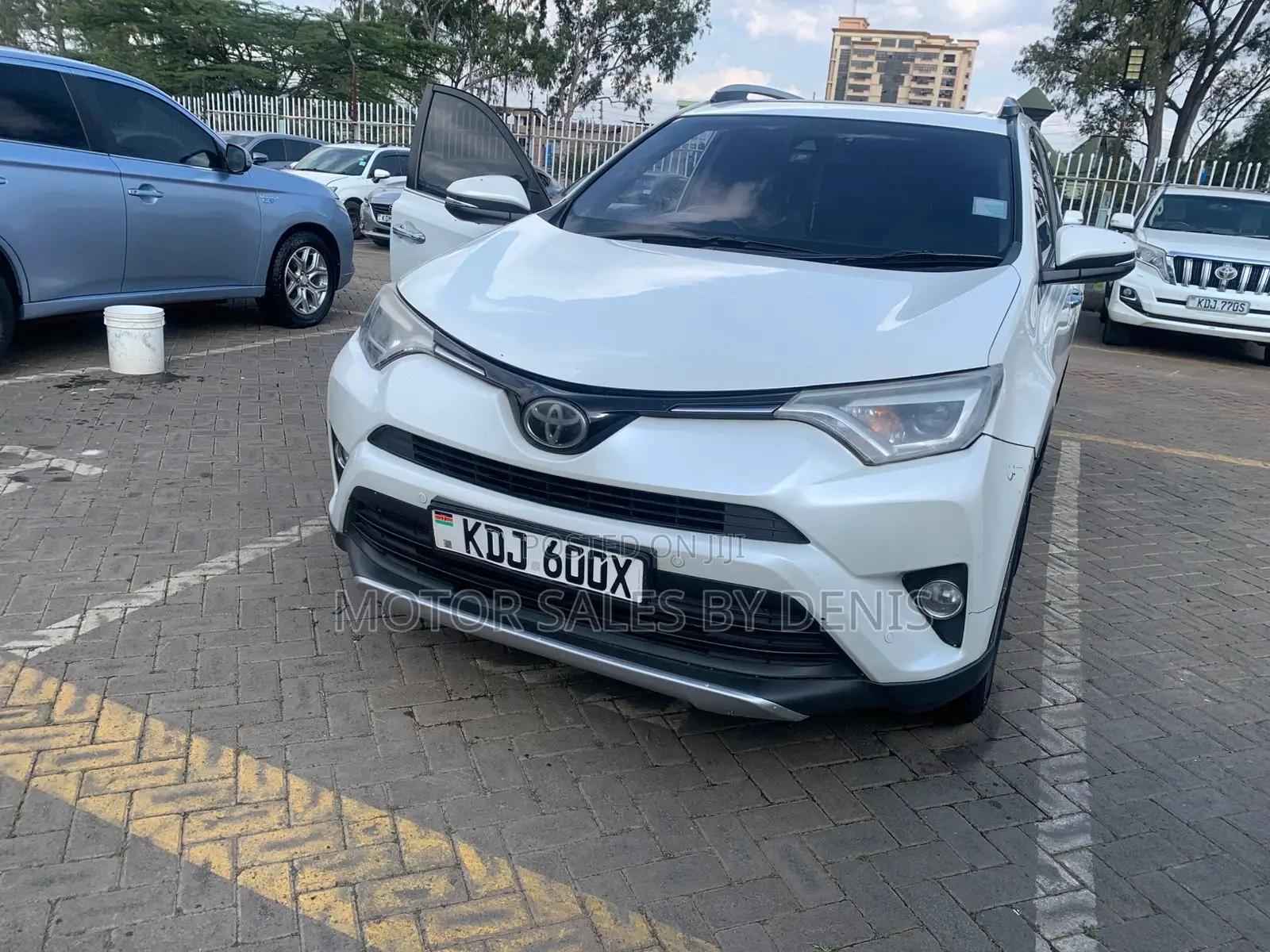Toyota RAV4 XLE 4dr SUV AWD (2.5L 4cyl 6A) 2015 White