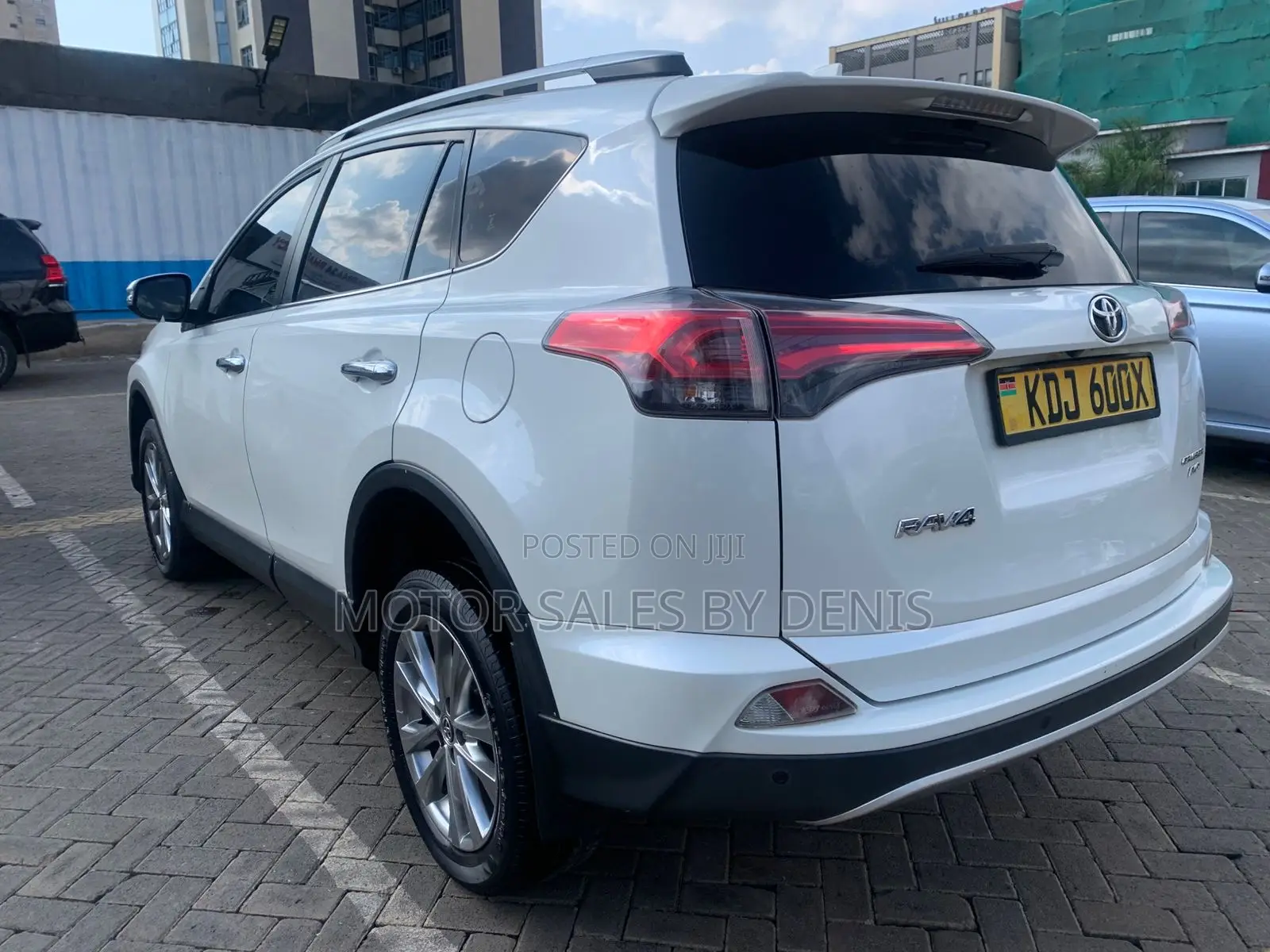 Toyota RAV4 XLE 4dr SUV AWD (2.5L 4cyl 6A) 2015 White