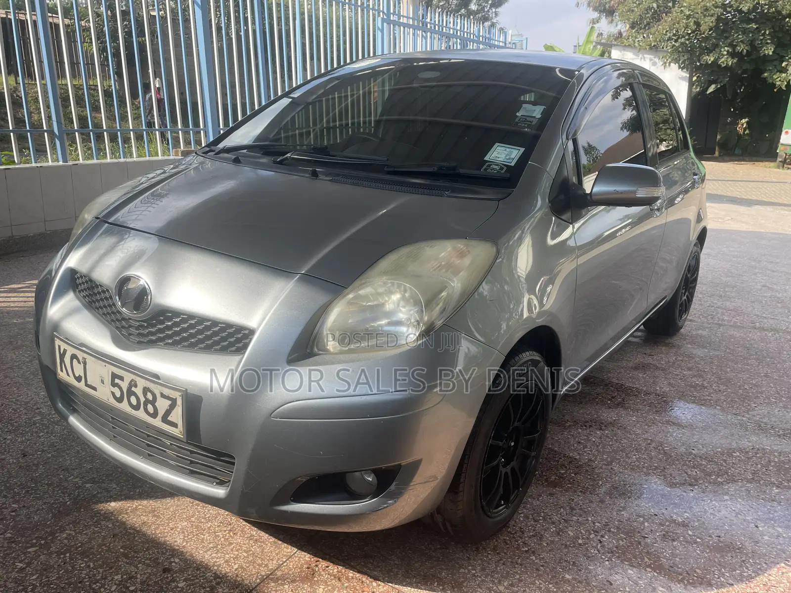 Toyota Vitz 1.5 FWD 5dr 2010 Silver