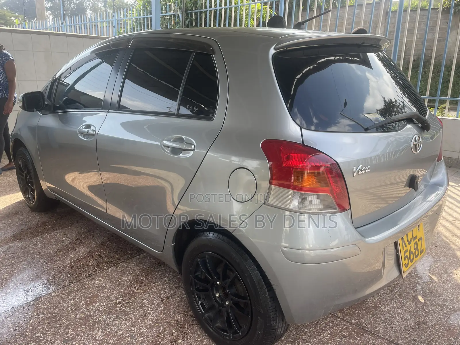 Toyota Vitz 1.5 FWD 5dr 2010 Silver