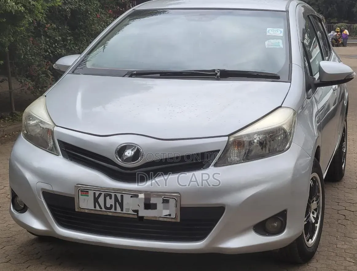 Toyota Vitz 2011 Silver