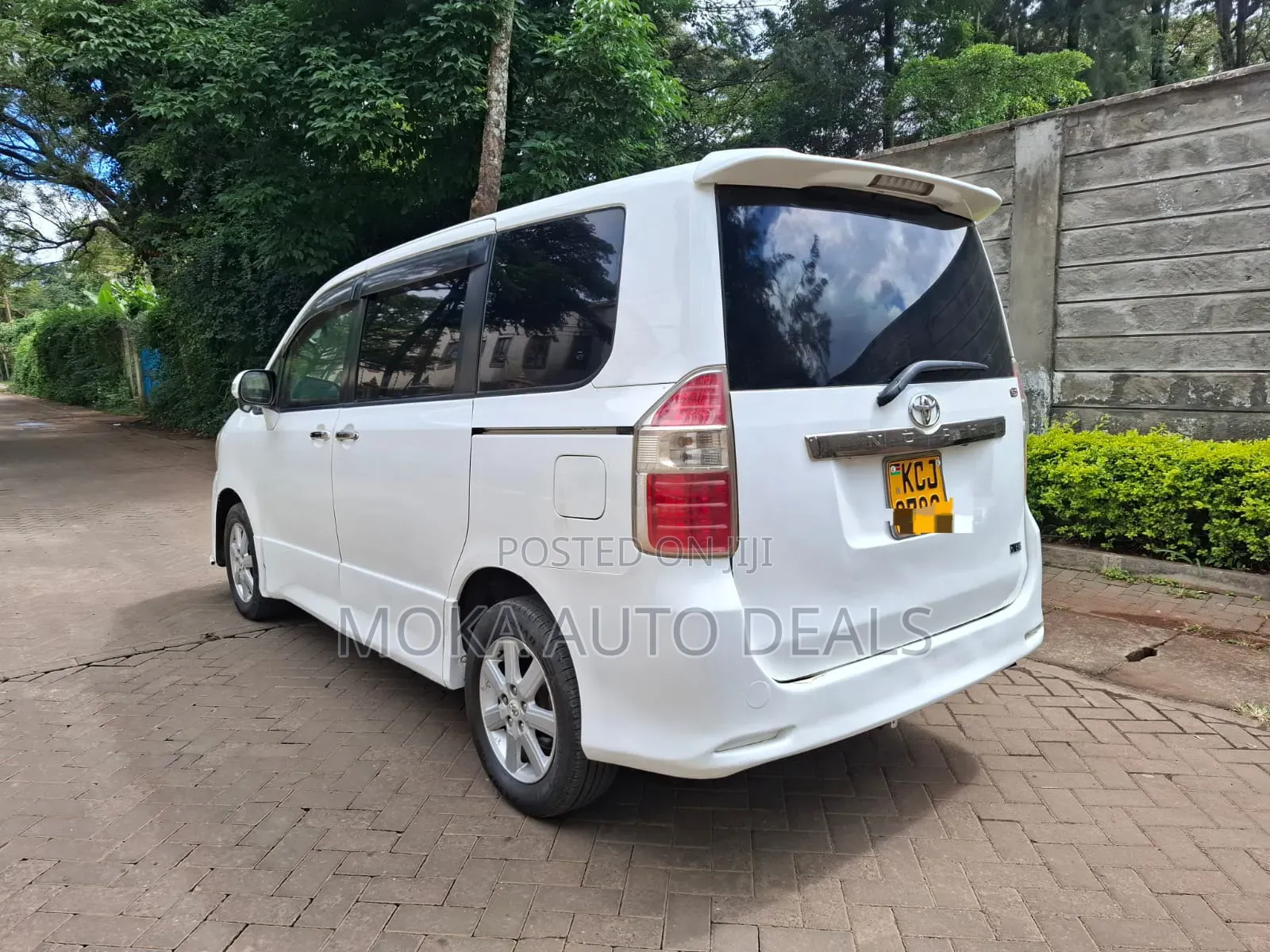 Toyota Noah 2.0 143hp FWD (7 Seater) 2009 White
