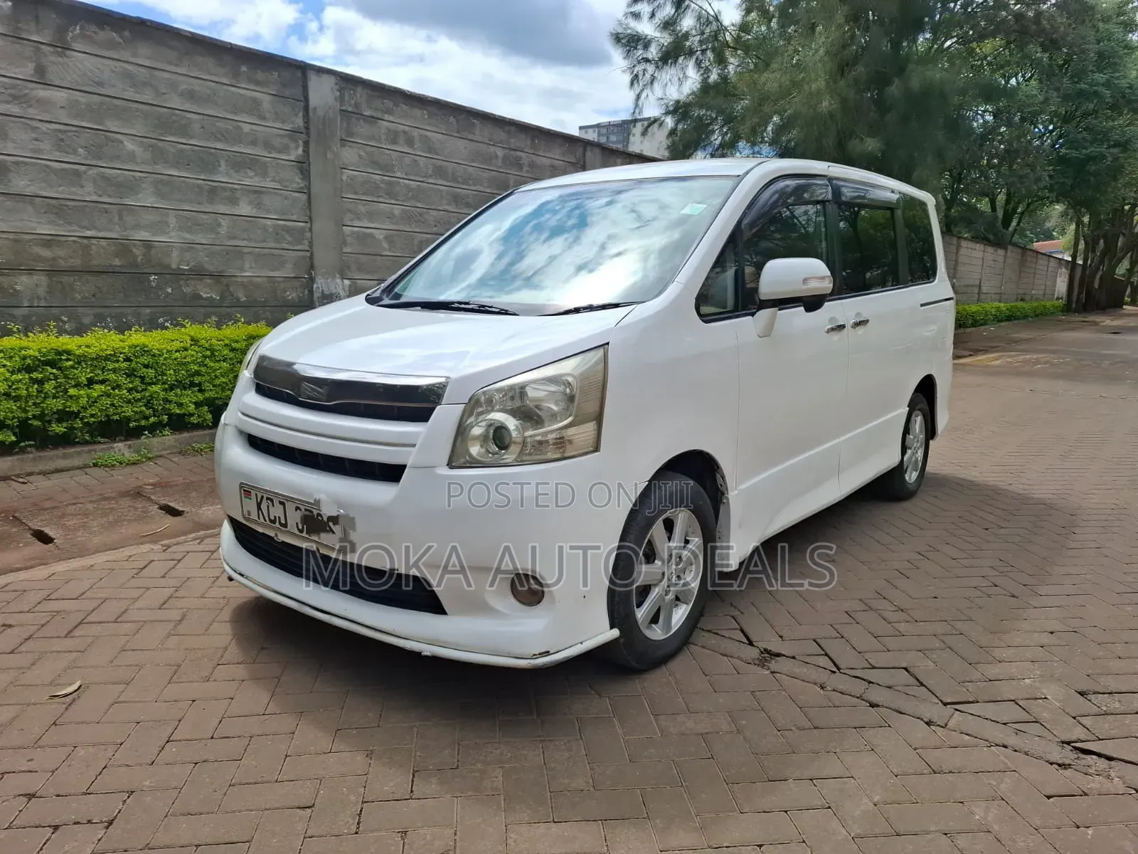 Toyota Noah 2.0 143hp FWD (7 Seater) 2009 White