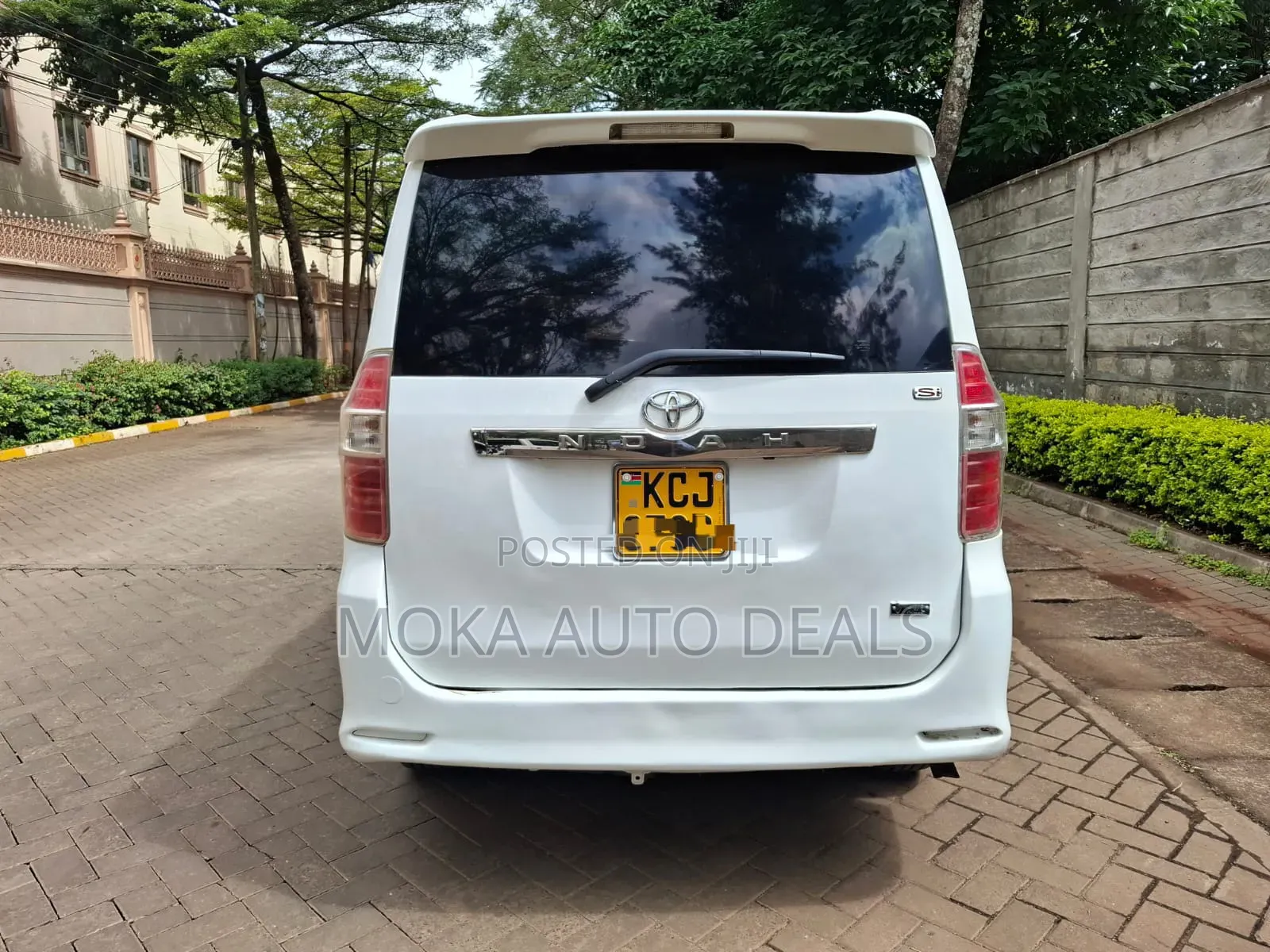 Toyota Noah 2.0 143hp FWD (7 Seater) 2009 White