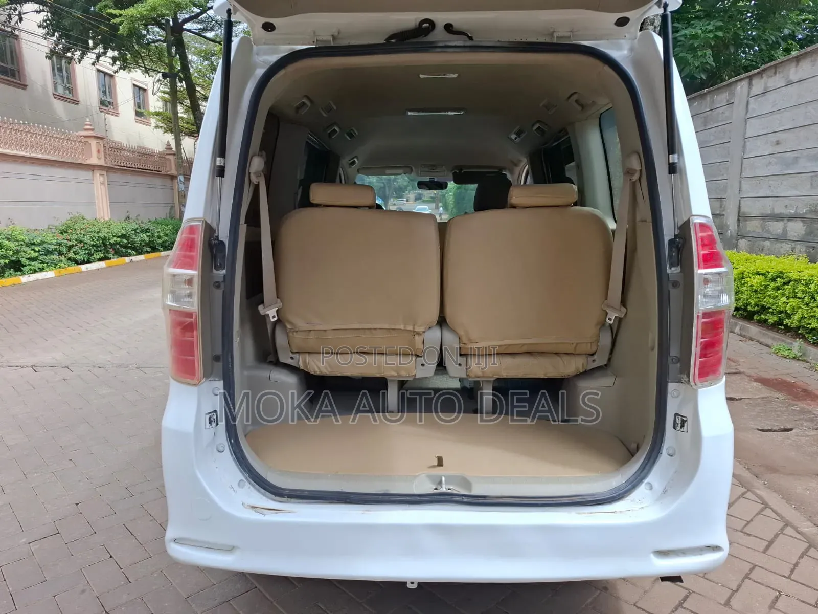 Toyota Noah 2.0 143hp FWD (7 Seater) 2009 White