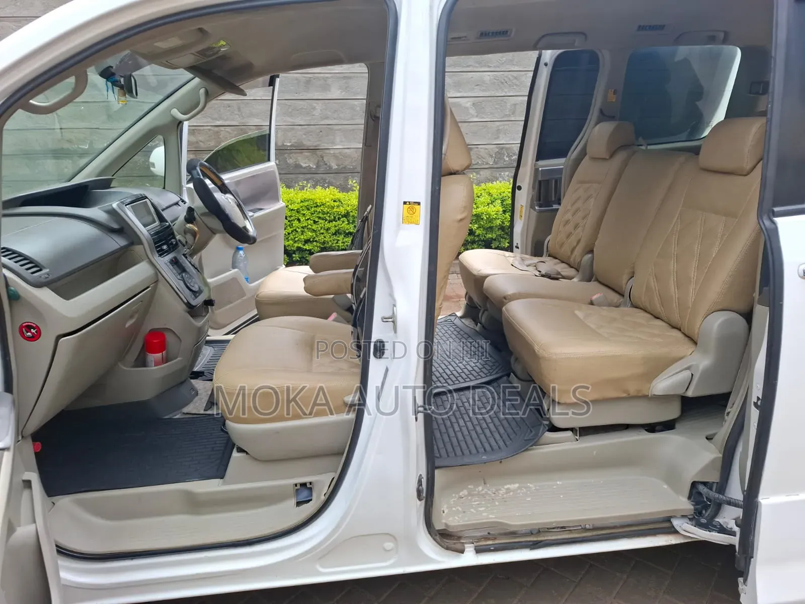 Toyota Noah 2.0 143hp FWD (7 Seater) 2009 White
