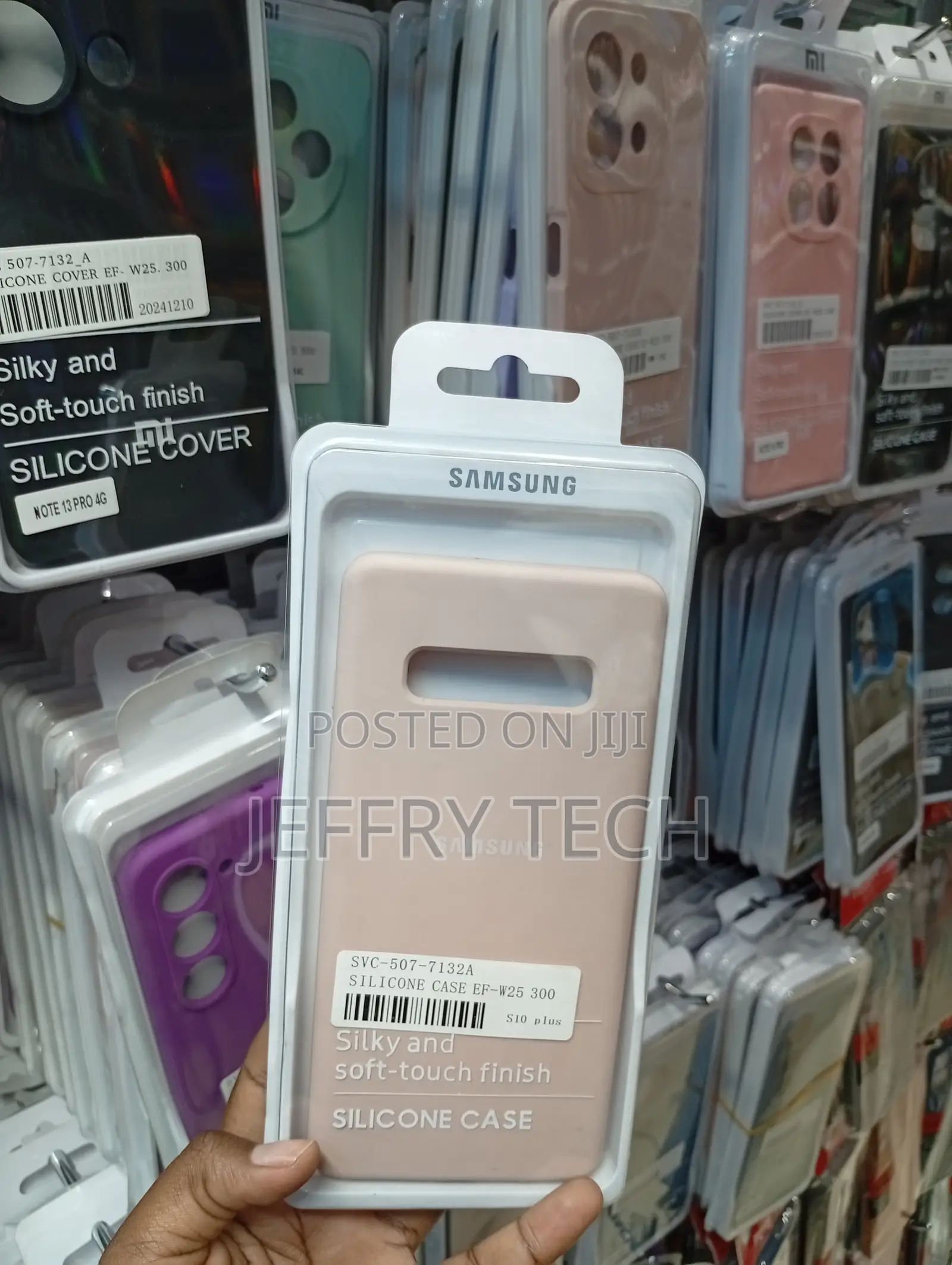 Samsung Galaxy S10+ Silicone Cover in a Pastel Pink Color.