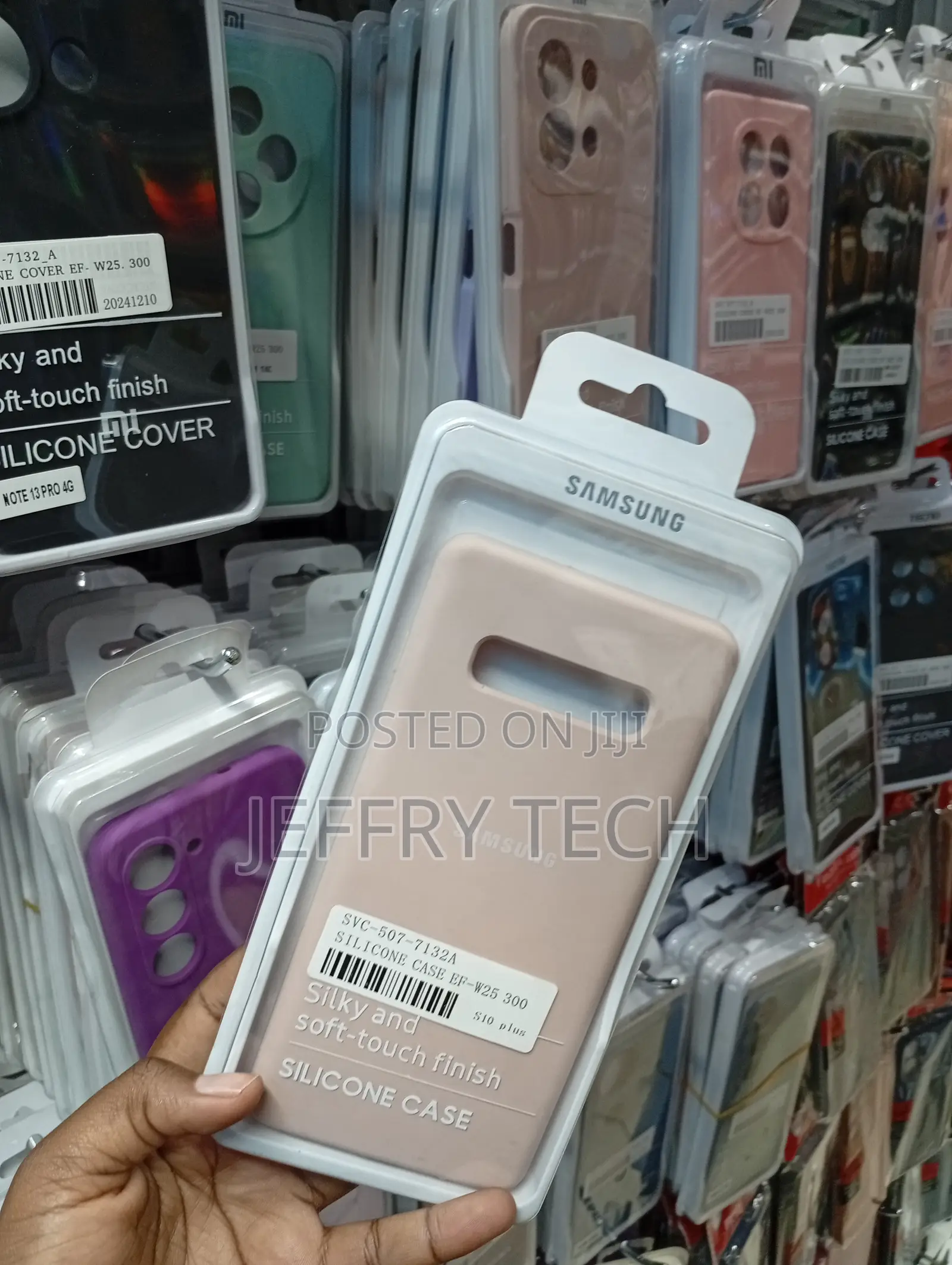 Samsung Galaxy S10+ Silicone Cover in a Pastel Pink Color.