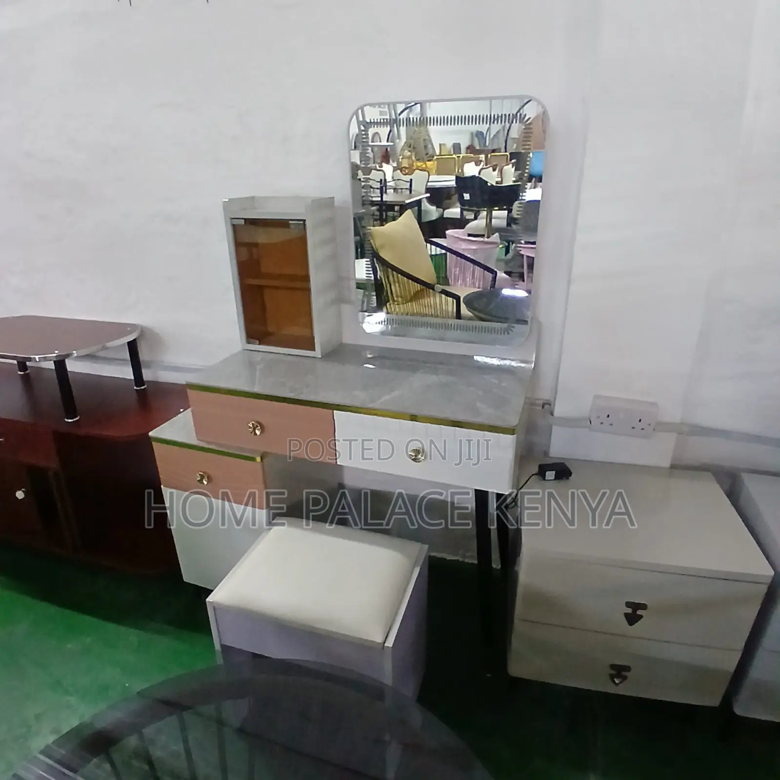 Dressing Table: Pink and Gray Led Vanity Table for Girls