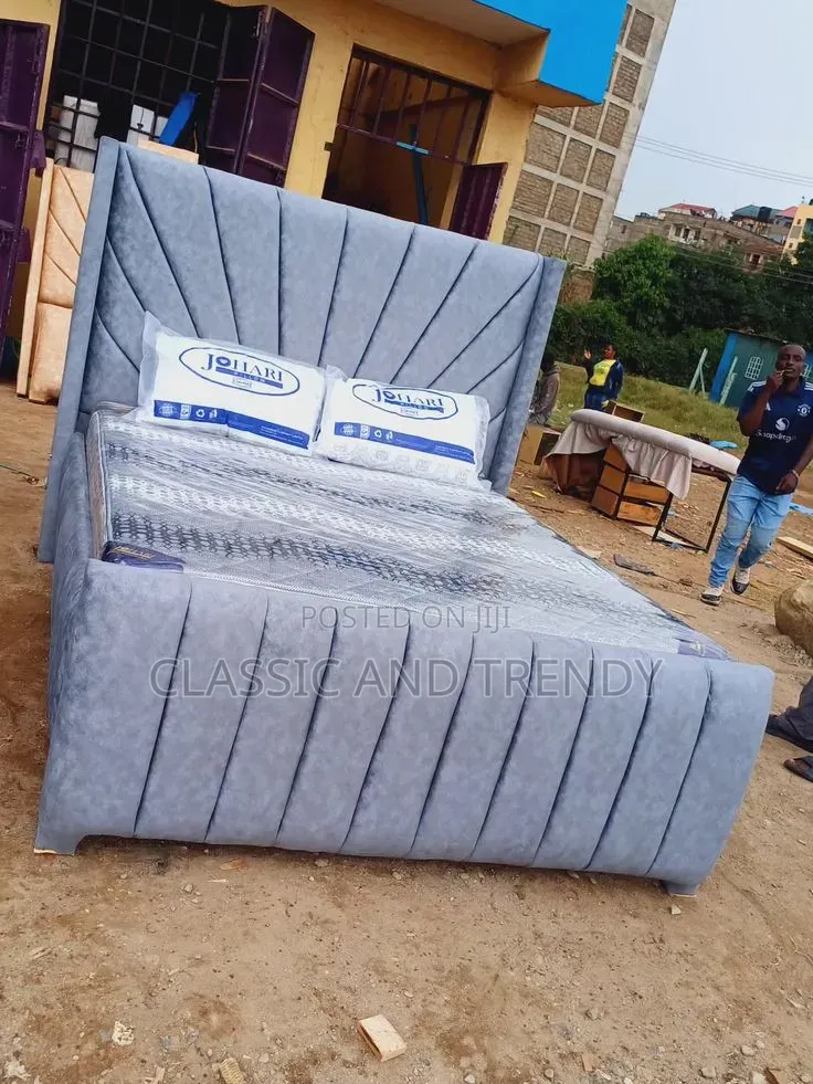 5x6 Chester Bed/Mattress /Pillows