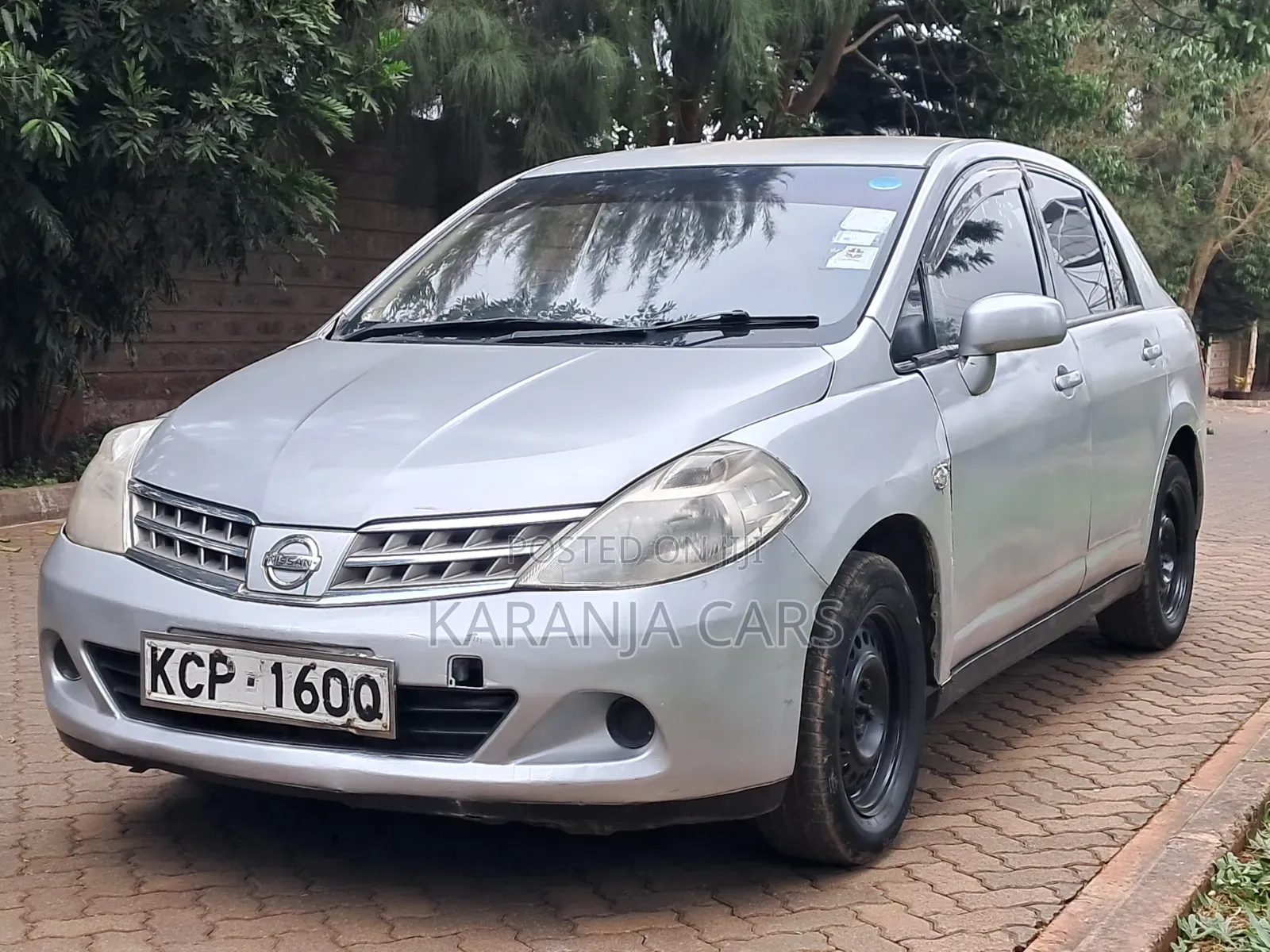 Nissan Tiida 2010 Silver