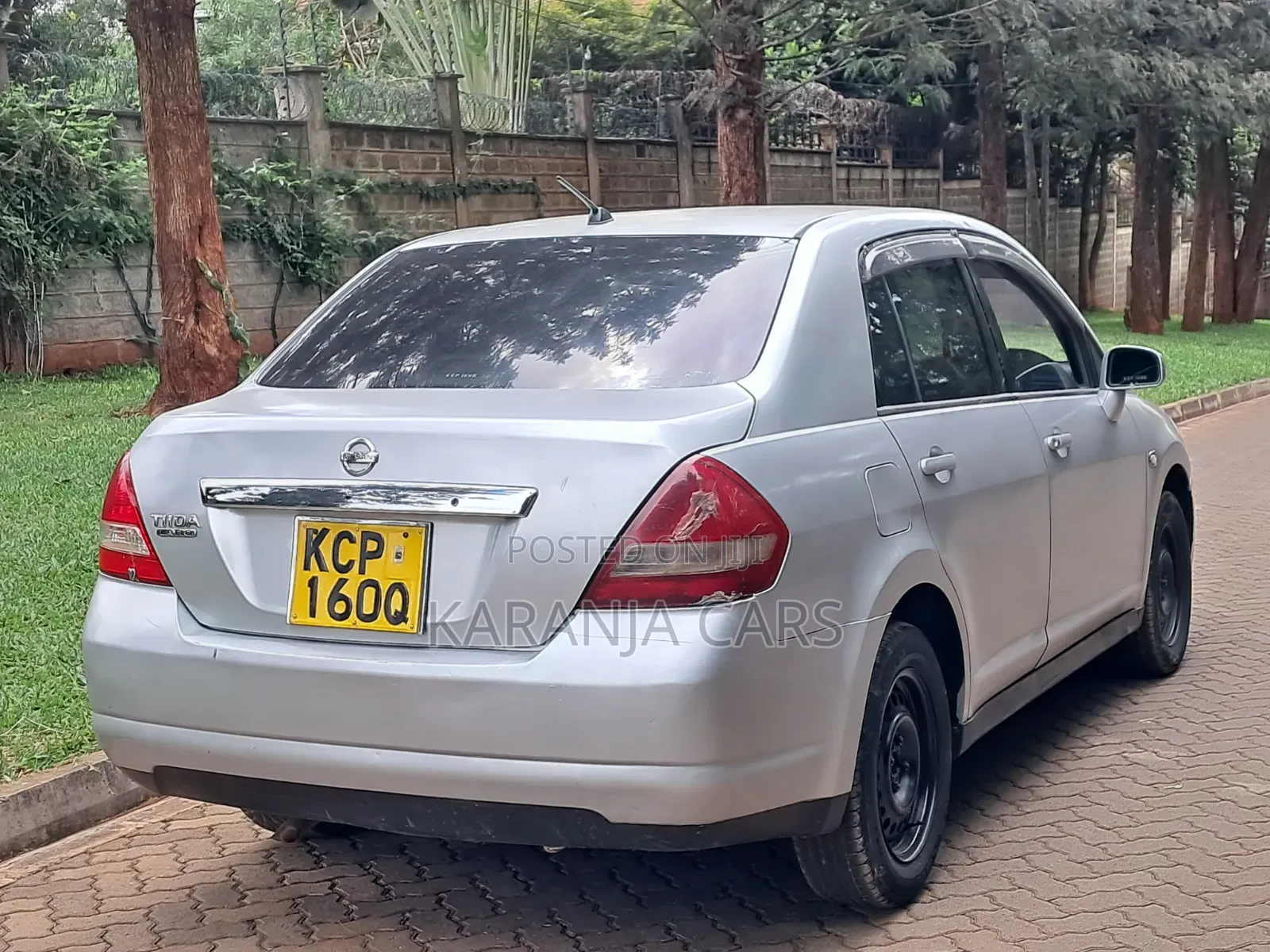 Nissan Tiida 2010 Silver