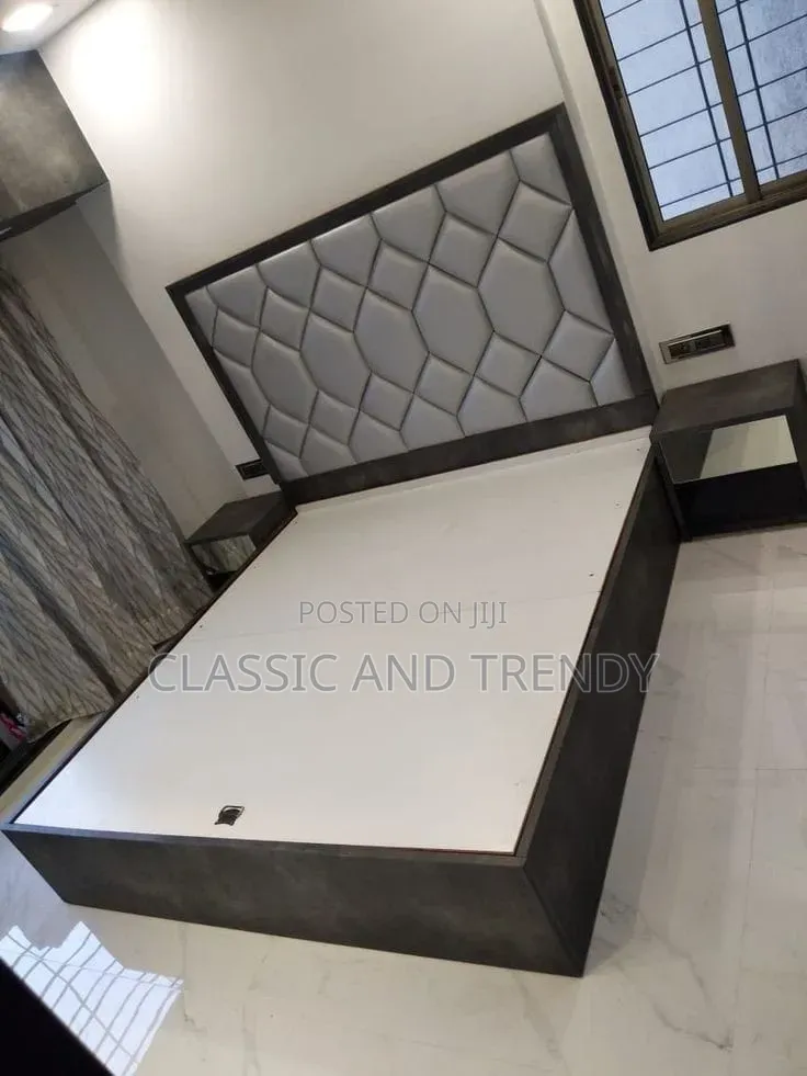 Dark Framed 5x6 Chester Bed