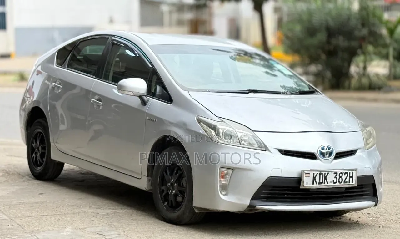 Toyota Prius 4dr Hatchback (1.8L 4cyl gas/electric hybrid CVT) 2016