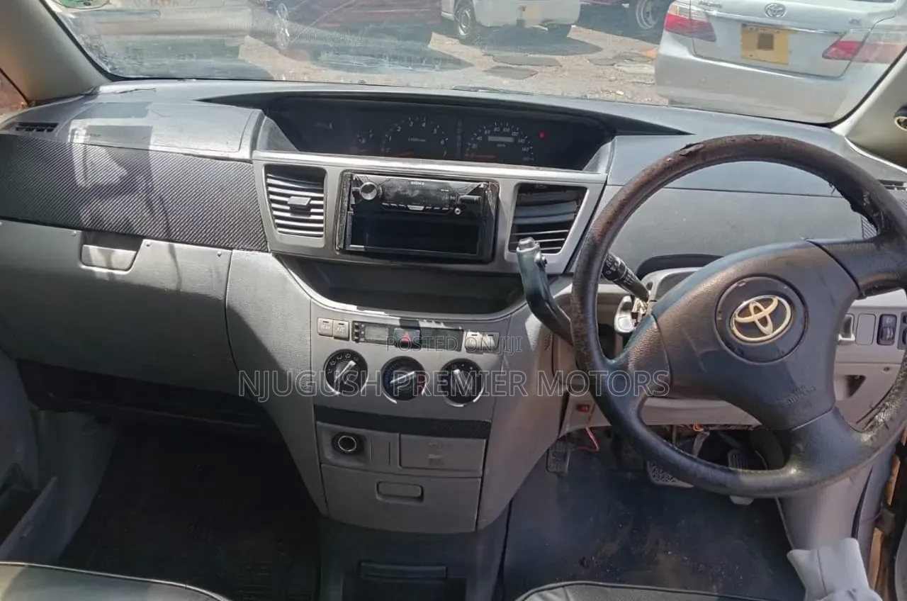 Toyota Noah 2004 Silver