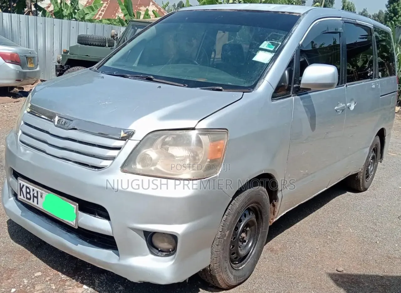 Toyota Noah 2004 Silver