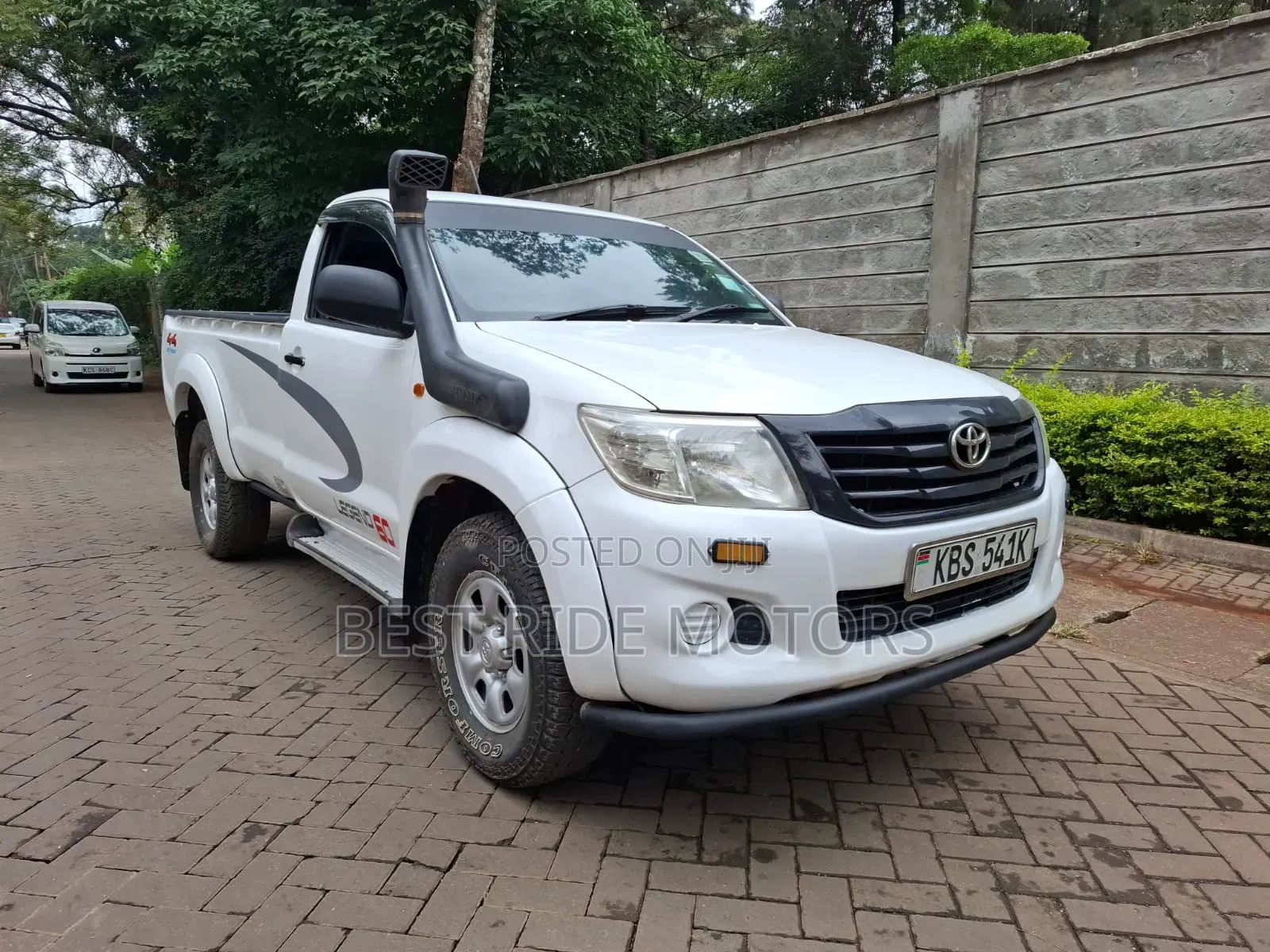 Toyota Hilux SR 4x4 2013 White