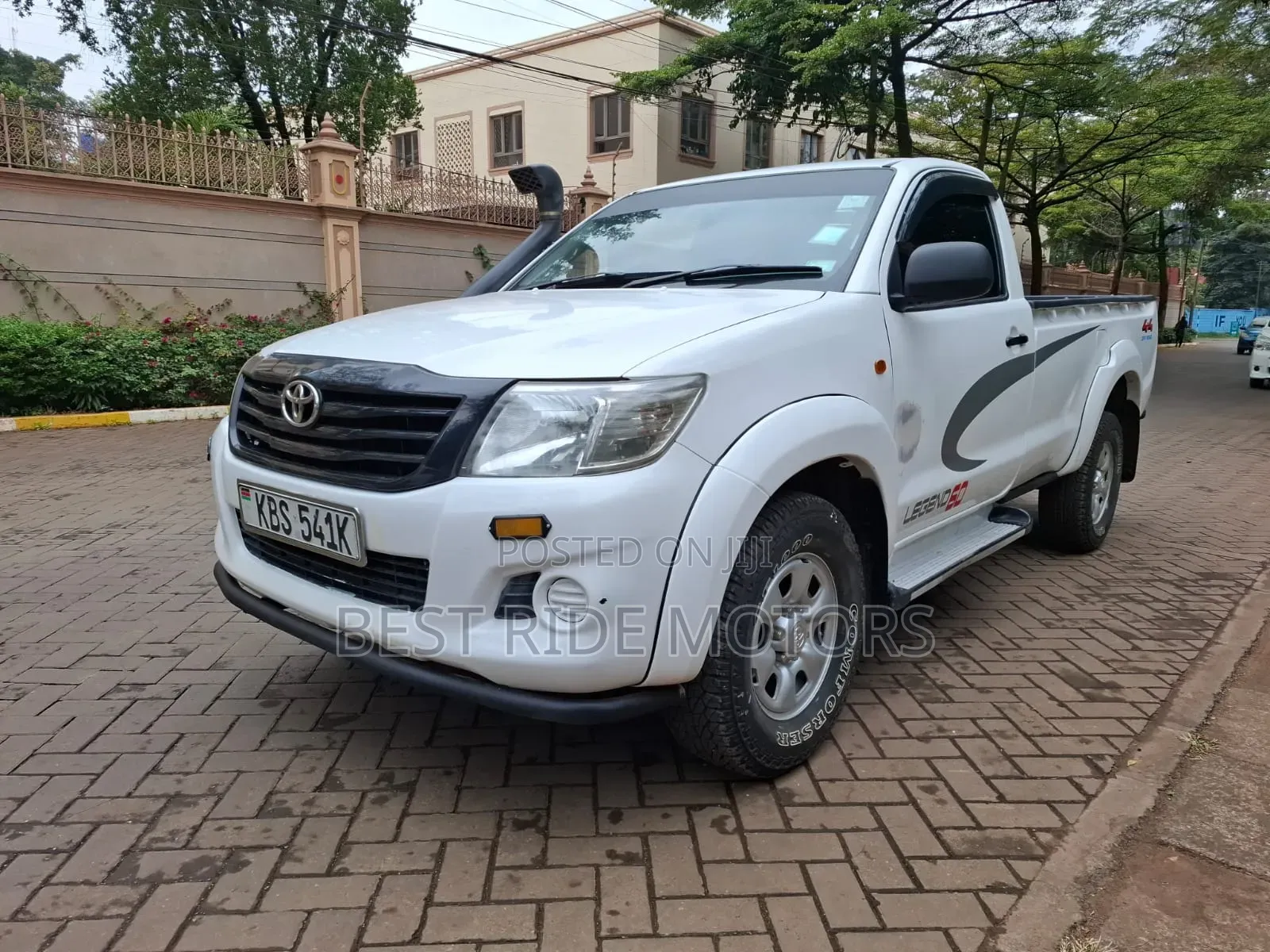 Toyota Hilux SR 4x4 2013 White