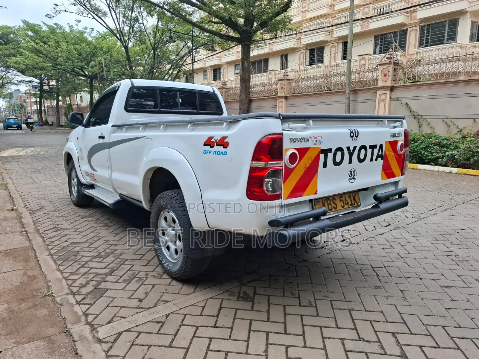 Toyota Hilux SR 4x4 2013 White