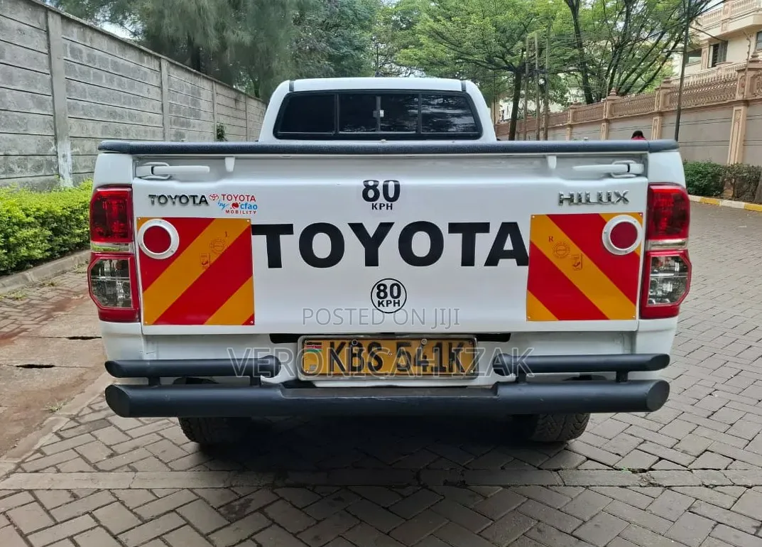 Toyota Hilux 2012 White