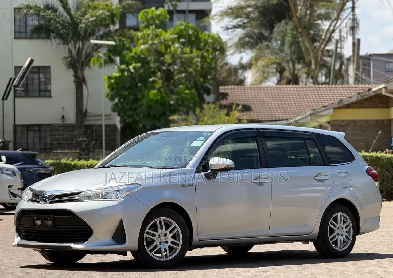 Toyota Corolla Fielder 1.5 Hybrid FWD 2018 Silver