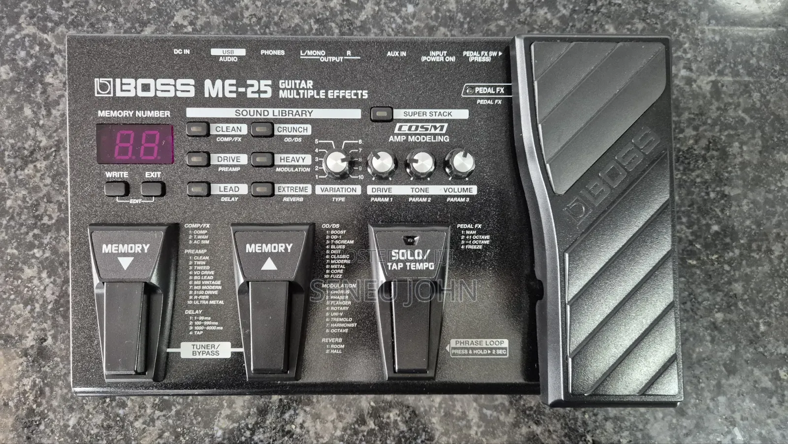 Multi Effects Pedal - Boss Me25, Boss Gt1