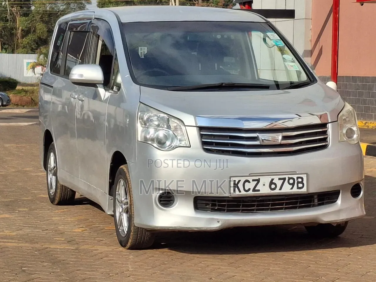 Toyota Noah 2.0 143hp FWD (8 Seater) 2013 Silver