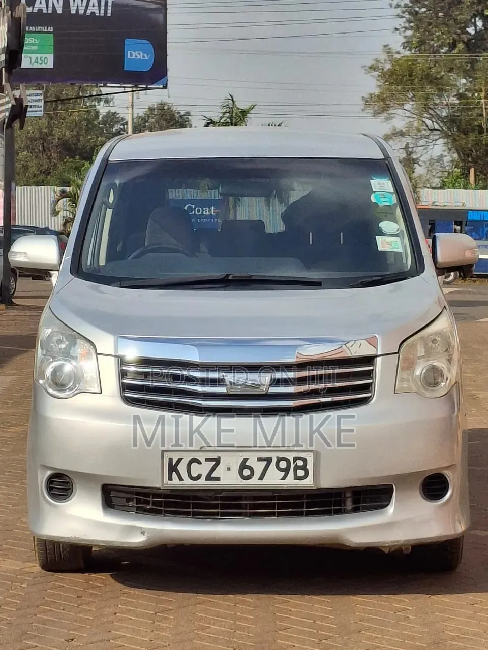 Toyota Noah 2.0 143hp FWD (8 Seater) 2013 Silver
