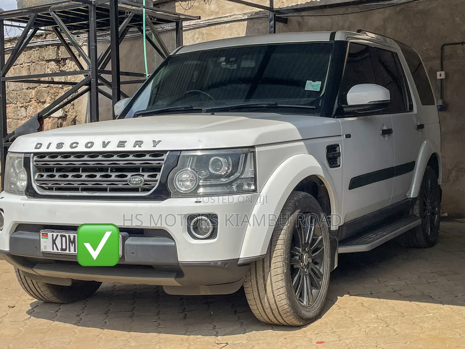 Land Rover Discovery 2016 White