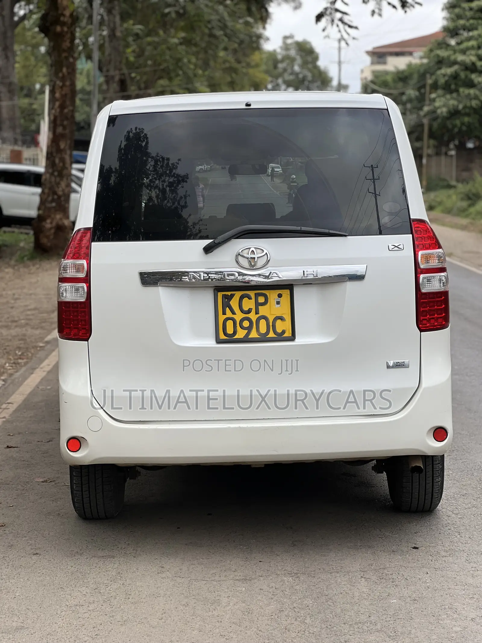 Toyota Noah 2.0 158hp FWD (8 Seater) 2012 White