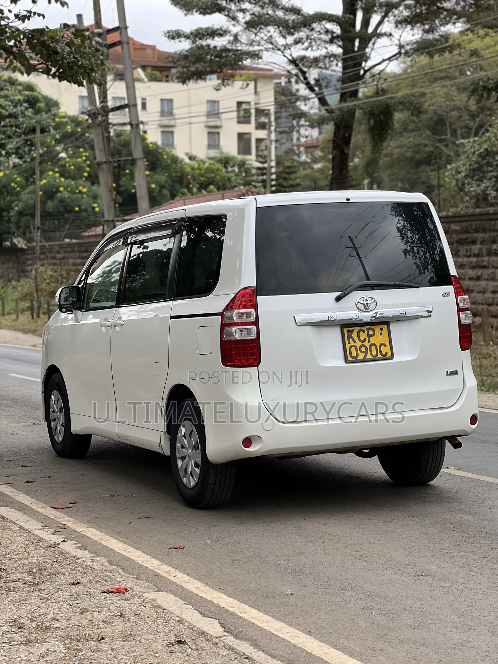 Toyota Noah 2.0 158hp FWD (8 Seater) 2012 White