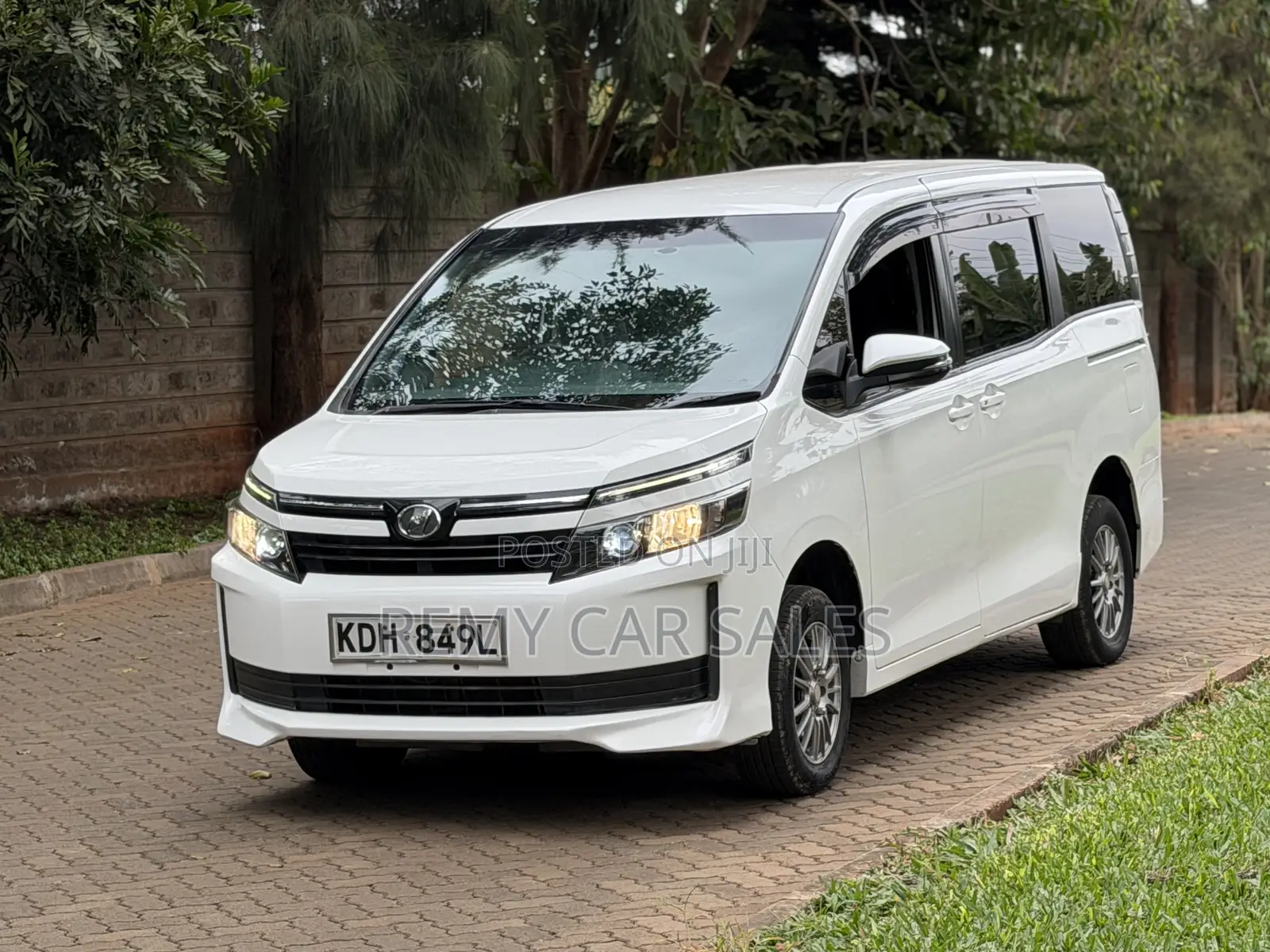 Toyota Noah 2016 White