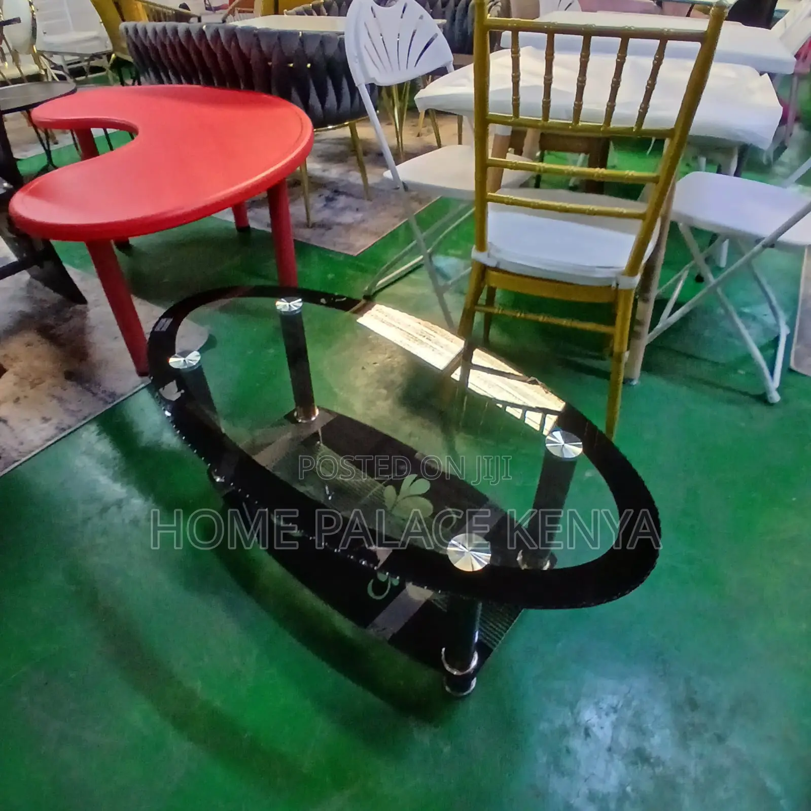 Coffee Table: Minimalist Oval Glass Table With Black Details