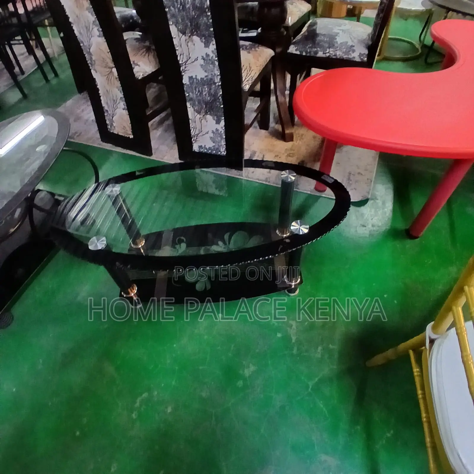 Coffee Table: Minimalist Oval Glass Table With Black Details