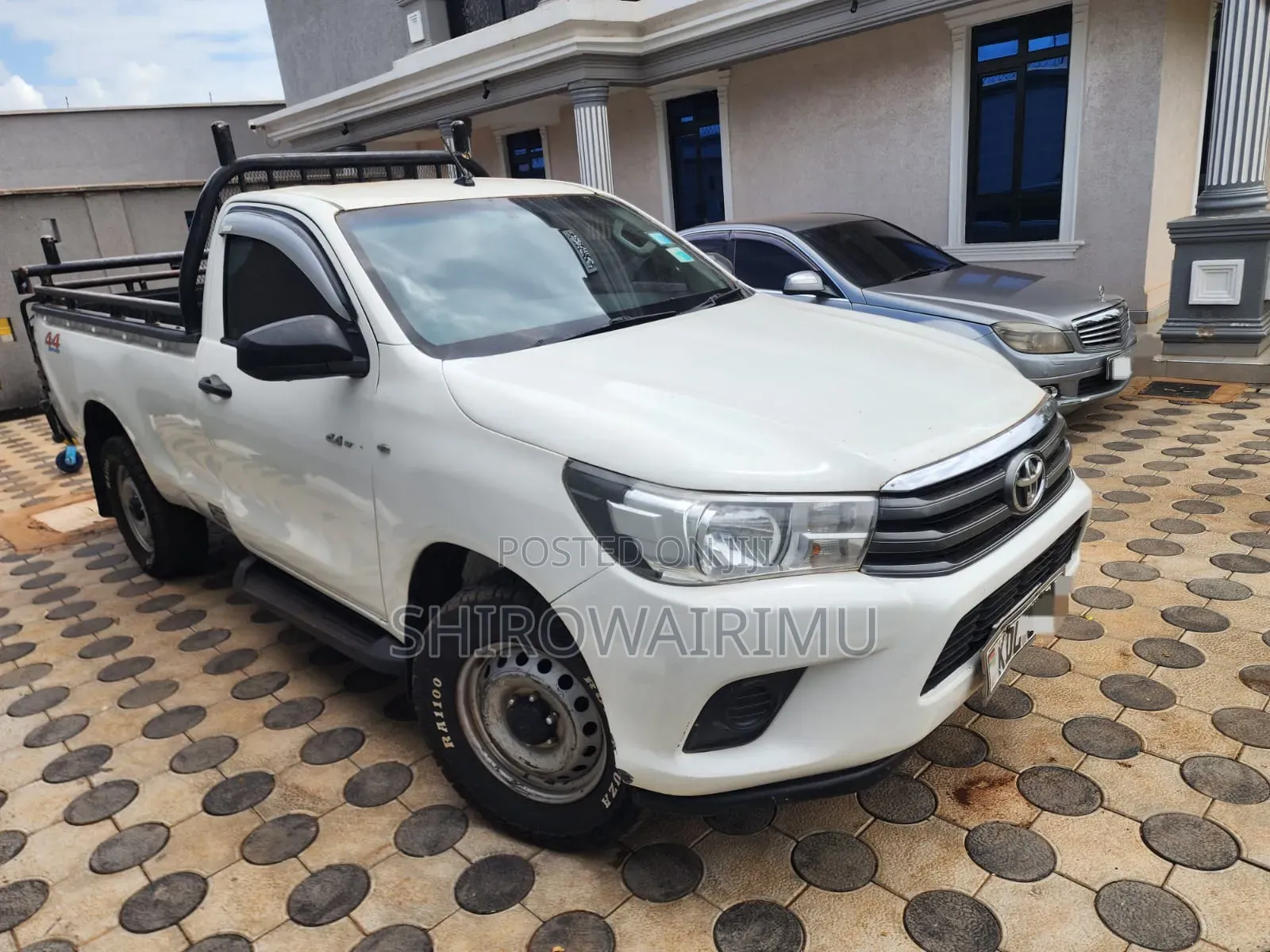 Toyota Hilux 2023 Ivory