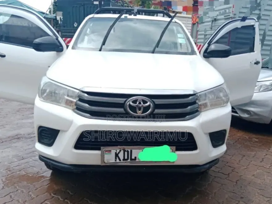 Toyota Hilux 2023 Ivory
