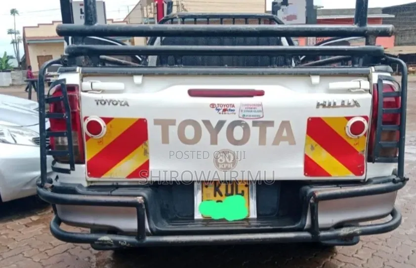 Toyota Hilux 2023 Ivory