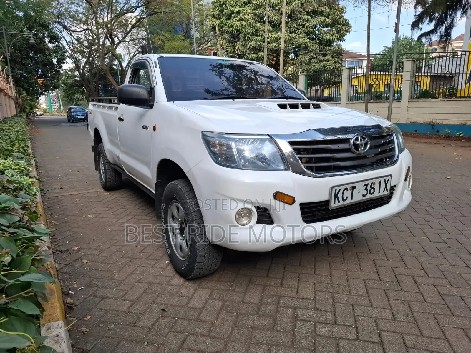 Toyota Hilux 2.5 D-4D 4X4 SRX 2011 White