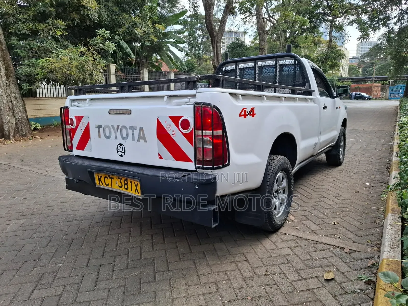 Toyota Hilux 2.5 D-4D 4X4 SRX 2011 White