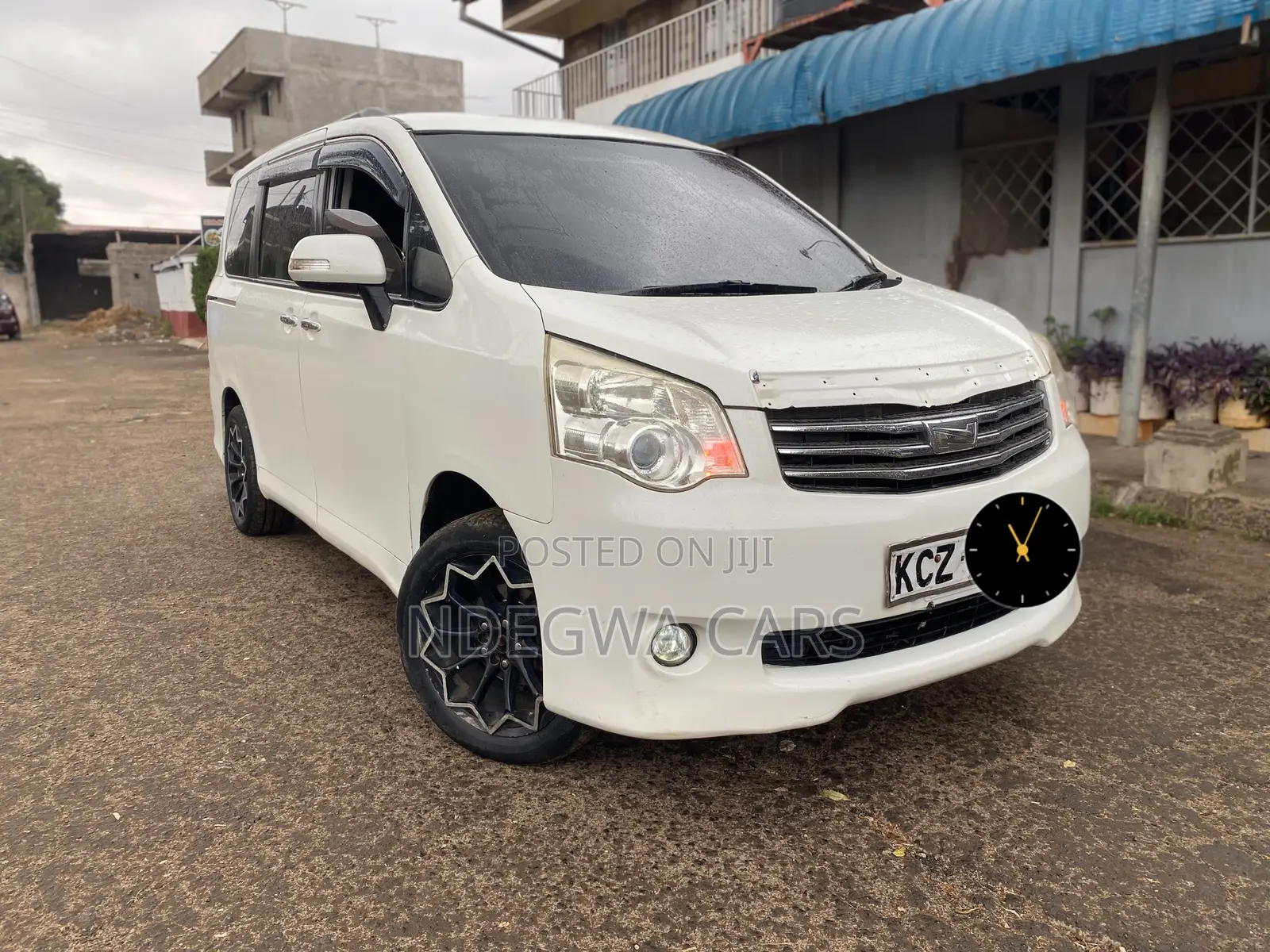 Toyota Noah 2.0 143hp AWD (8 Seater) 2013 White