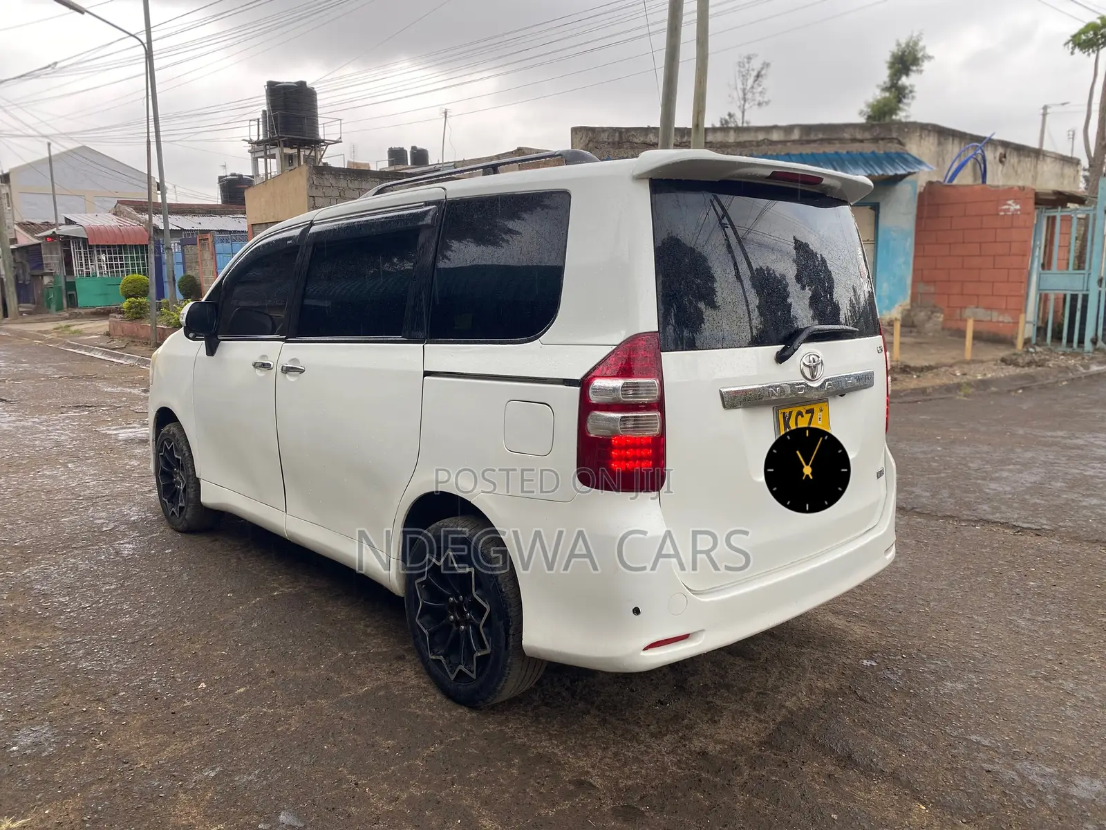 Toyota Noah 2.0 143hp AWD (8 Seater) 2013 White